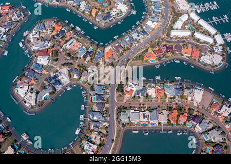 Vue aérienne du port de plaisance sur Raby Bay, Queensland, Australie Banque D'Images