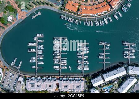 Vue aérienne du port de plaisance sur Raby Bay, Queensland, Australie Banque D'Images