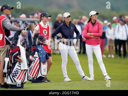 Rachel Heck et Rose Zhang de l'équipe USA attendent de jouer le 18 au cours de la coupe Curtis 2021 jour 1 - Foursomes du matin au Conwy Golf Club, Conwy, pays de Galles o Banque D'Images