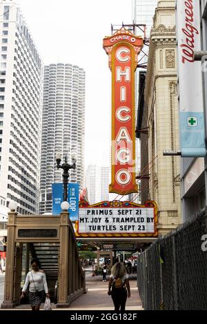 Le panneau et le chapiteau devant le Chicago Theatre sur North State Street à Chicago, Illinois, États-Unis, à l'été 2021. Banque D'Images