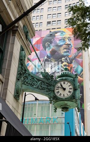 L'horloge Marshall Field devant la fresque Muddy Waters et Primark sur State Street dans le quartier Loop de Chicago, Illinois, USA. Banque D'Images