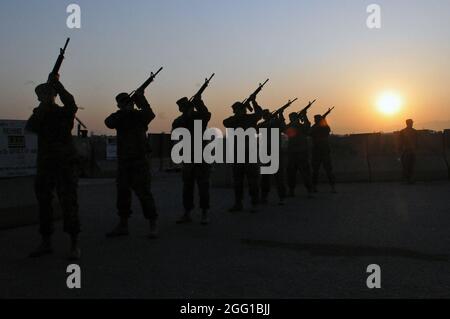 Les soldats de la 3e Brigade combat Team, 25e division d'infanterie de la Force opérationnelle Bronco, exécutent un hommage de 21 armes à feu dans le cadre d'un lever de soleil commémoratif pour tous les héros tombés de TF Bronco‚Äôs à la Forward Operating base Fenty, le 28 janvier. (Photo gracieuseté du Groupe de travail Bronco, Affaires publiques) Banque D'Images