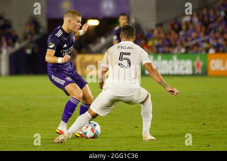 Orlando, États-Unis. 27 août 2021. Chris Mueller (9 Orlando City) passe le ballon pendant le match de football de la Major League entre Orlando City et Inter Miami au stade Exploria d'Orlando, en Floride. AUCUNE UTILISATION COMMERCIALE. Crédit: SPP Sport presse photo. /Alamy Live News Banque D'Images