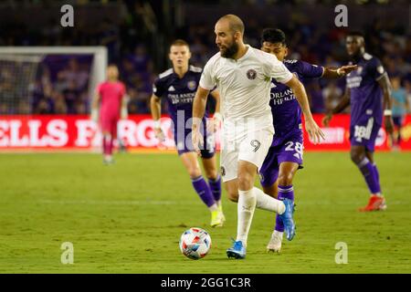 Orlando, États-Unis. 27 août 2021. Gonzalo Higuain (9 Inter Miami) dribbles le ballon pendant le match de football de la Ligue majeure entre Orlando City et Inter Miami au stade Explora à Orlando, en Floride. AUCUNE UTILISATION COMMERCIALE. Crédit: SPP Sport presse photo. /Alamy Live News Banque D'Images