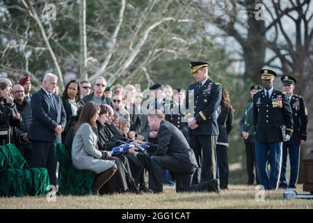 Ryan McCarthy (centre), sous-secrétaire de l'armée américaine, et le général James McConville (à droite), Vice-chef d'état-major de l'armée américaine, condoléances à donner pendant le service, Vladislava Mercier pour son père, le sergent de l'armée américaine. Mihail 1ère classe, Section 60, Mercier de cimetière National d'Arlington, Arlington, Virginie, le 22 janvier 2018. Mercier, 18B un sergent d'armes des Forces spéciales attribuées à 10e Groupe des forces spéciales (Airborne) est décédé le 1 er janvier 2018, à la suite de blessures subies durant des opérations de combat dans la province de Nangarhar, en Afghanistan. Mercier a été déployé en Afghanistan en septembre 2017 avec le Banque D'Images