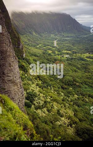 Nuuanu Pali Lookout, un point de repère historique avec des vues panoramiques à la tête de la vallée de Nuuanu sur l'île d'Oahu à Hawaï. Banque D'Images