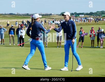 Rachel Kuehn, l'équipe américaine, s'étire avec Emilia Migliaccio, l'équipe américaine, sur le 16e green après avoir remporté 3&2 lors de la coupe Curtis 2021, 2e jour - matin Banque D'Images