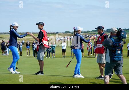 Rachel Kuehn et Emilia Migliaccio de l'équipe des États-Unis s'empaquèrent avec leurs caddies sur le 16e vert après avoir remporté 3&2 lors de la coupe Curtis 2021 jour 2 - Morn Banque D'Images