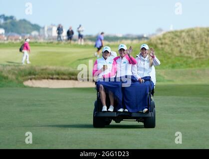 Charlotte Heath, Hannah Darling et Annabell Fuller, membres de l'équipe GB&I, ramèsent un chariot au club après les matchs de la coupe Curtis 2021 deuxième jour - Banque D'Images