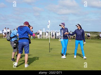 Rachel Heck et Rose Zhang de l'équipe américaine célèbrent leur match 3-2 lors de la coupe Curtis 2021 2e jour - Foursomes du matin à Conwy Banque D'Images