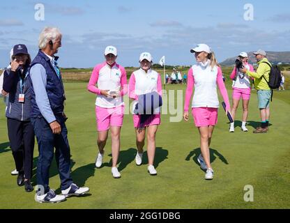 Hannah Darling, Charlotte Heath et Hazel MacGarvie, de l'équipe GB&I, quittent le 18e green lors de la coupe Curtis 2021 2e jour - Foursomes du matin à Conwy Gol Banque D'Images