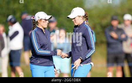 Rachel Kuehn, une équipe américaine, s'est emportant avec Emilia Migliaccio sur le. 8e vert pendant la coupe Curtis 2021 jour 2 - Foursomes du matin au Conwy Golf Club, C. Banque D'Images