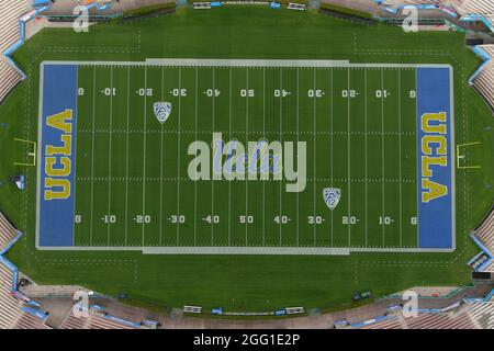 Une vue aérienne du logo UCLA Bruins sur le terrain de football Rose Bowl, vendredi 27 août 2021, à Pasadena, Calif. Banque D'Images