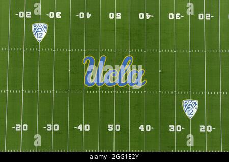 Une vue aérienne du logo UCLA Bruins sur le terrain de football Rose Bowl, vendredi 27 août 2021, à Pasadena, Calif. Banque D'Images