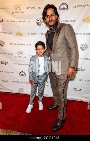 Amit Sarin avec son fils Aveer participe au screening spécial de 'entre montagnes' aux studios Raleigh, Los Angeles, CA, le 27 août 2021 Banque D'Images