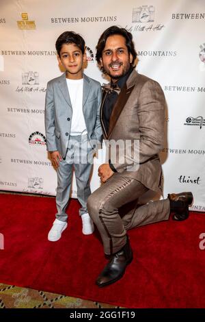 Amit Sarin avec son fils Aveer participe au screening spécial de 'entre montagnes' aux studios Raleigh, Los Angeles, CA, le 27 août 2021 Banque D'Images