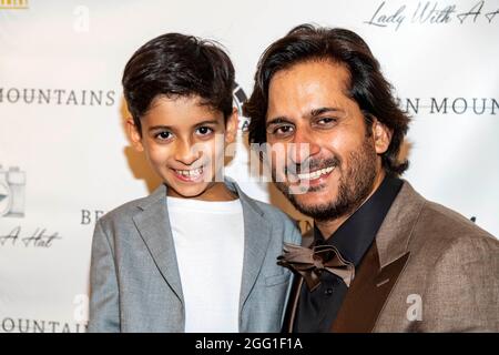 Amit Sarin avec son fils Aveer participe au screening spécial de 'entre montagnes' aux studios Raleigh, Los Angeles, CA, le 27 août 2021 Banque D'Images