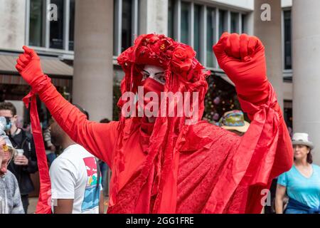 Londres, Royaume-Uni. 27 août 2021. Un membre de la Brigade des rebelles rouges vu pendant l'extinction les impossibles manifestants de la rébellion lors de la marche de l'argent du sang en décoloniser l'économie en affirmant que la ville de Londres a été construite sur de l'argent du sang. (Photo par Dave Rushen/SOPA Images/Sipa USA) crédit: SIPA USA/Alay Live News Banque D'Images