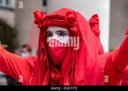 Londres, Royaume-Uni. 27 août 2021. Un membre de la Brigade des rebelles rouges vu pendant l'extinction les impossibles manifestants de la rébellion lors de la marche de l'argent du sang en décoloniser l'économie en affirmant que la ville de Londres a été construite sur de l'argent du sang. (Photo par Dave Rushen/SOPA Images/Sipa USA) crédit: SIPA USA/Alay Live News Banque D'Images