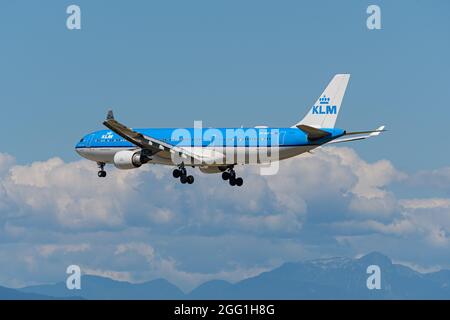 Richmond, Colombie-Britannique, Canada. 24 août 2021. Un avion KLM Royal Dutch Airlines Airbus A330-300 (pH-AKD) aéroporté sur l'approche finale pour l'atterrissage à l'aéroport international de Vancouver. (Image de crédit : © Bayne Stanley/ZUMA Press Wire) Banque D'Images