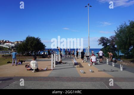 Les personnes qui font de l'exercice à Bondi Beach pendant l'éclusage Banque D'Images