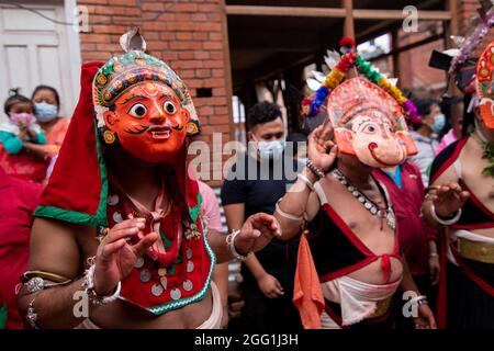 2nd août 2021. Bhaktapur, Népal. Une danseuse traditionnelle masquée se produit au festival de danse Nil Barahi à Bode, Thimi, Bhaktapur. Banque D'Images