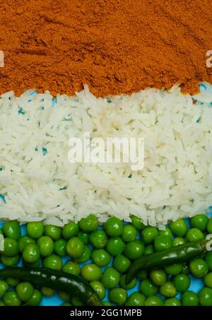 Drapeau indien à base de nourriture. Riz basmati, curry, pois verts et piments aux couleurs du drapeau indien sur fond bleu. Photo de haute qualité Banque D'Images