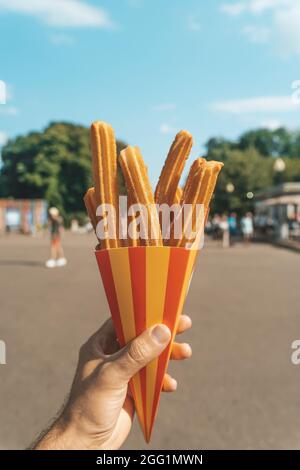 Des gaufres à base de churros sont à votre disposition dans la rue. Churos dessert de rue à base de pâte et de sucre. Bonbons de restauration rapide. Photo de haute qualité Banque D'Images