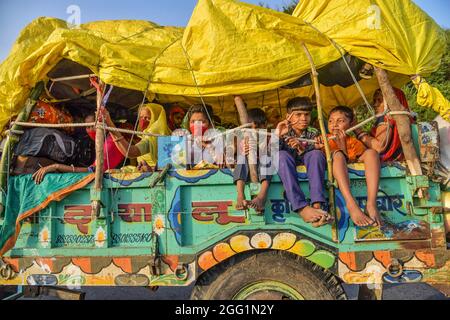 Ramdevra pèlerins à Ajmer allant à Ramdevra foire qui est assisté par des centaines de dévotés qui viennent en grands groupes. La foire et le festival de Ramdevji sont célébrés dans le mois de Bhadrapad. C'est la foire la plus importante de Ramdevra, qui est à 12 km au nord de Pokhran. Cette foire a lieu pendant dix jours au mois d'août et de septembre et selon le calendrier hindou, elle est célébrée du bhadon sudi 2 au bhadon sudi 11. Beaucoup de dévotés assistent à la foire pour rendre leur hommage à Baba Ramdev. Il est également connu sous le nom de RAM Shah PIR par les musulmans. (Photo de Shaukat Ahmed/Pacific Press) Banque D'Images