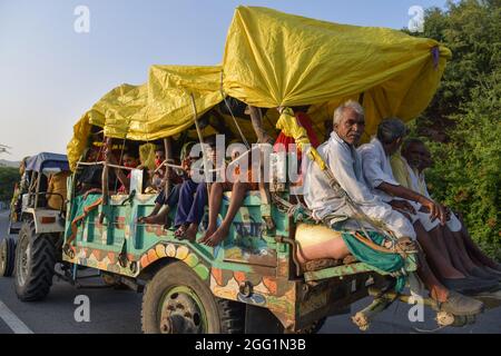 Ramdevra pèlerins à Ajmer allant à Ramdevra foire qui est assisté par des centaines de dévotés qui viennent en grands groupes. La foire et le festival de Ramdevji sont célébrés dans le mois de Bhadrapad. C'est la foire la plus importante de Ramdevra, qui est à 12 km au nord de Pokhran. Cette foire a lieu pendant dix jours au mois d'août et de septembre et selon le calendrier hindou, elle est célébrée du bhadon sudi 2 au bhadon sudi 11. Beaucoup de dévotés assistent à la foire pour rendre leur hommage à Baba Ramdev. Il est également connu sous le nom de RAM Shah PIR par les musulmans. (Photo de Shaukat Ahmed/Pacific Press) Banque D'Images