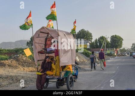 Ramdevra pèlerins à Ajmer allant à Ramdevra foire qui est assisté par des centaines de dévotés qui viennent en grands groupes. La foire et le festival de Ramdevji sont célébrés dans le mois de Bhadrapad. C'est la foire la plus importante de Ramdevra, qui est à 12 km au nord de Pokhran. Cette foire a lieu pendant dix jours au mois d'août et de septembre et selon le calendrier hindou, elle est célébrée du bhadon sudi 2 au bhadon sudi 11. Beaucoup de dévotés assistent à la foire pour rendre leur hommage à Baba Ramdev. Il est également connu sous le nom de RAM Shah PIR par les musulmans. (Photo de Shaukat Ahmed/Pacific Press) Banque D'Images