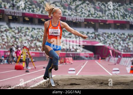 TOKYO, JAPON - 28 AOÛT : Fleur Jong des pays-Bas en compétition sur le long saut des femmes - T64 lors des Jeux paralympiques de Tokyo 2020 au stade olympique le 28 août 2021 à Tokyo, Japon (photo de Helene Wiesenhaan/Orange Pictures) NOCNSF Atletiekunie crédit: Orange pics BV/Alay Live News Banque D'Images