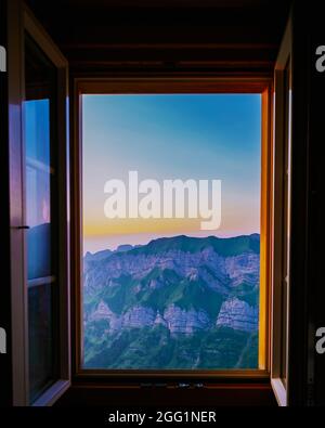 Vue par la fenêtre à Schaefler Altenalptuerme montagne crête suisse Alpstein alpine Appenzell Innerrhoden Suisse, crête abrupte du majestueux sommet de Schaefler dans les Alpes, Suisse. Banque D'Images