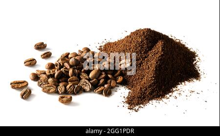 Café moulu et grains de café isolés sur fond blanc. Haute résolution avec une totale profondeur de champ Banque D'Images