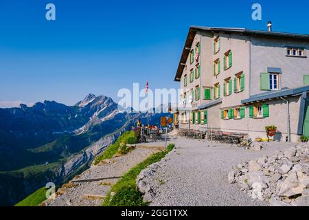 Appenzell Suisse juillet 2020, Berggasthaus Schaefler cabane de montagne au sommet de Schafler Altenalptuerme crête suisse Alpstein Appenzell Suisse. Photo de haute qualité Banque D'Images