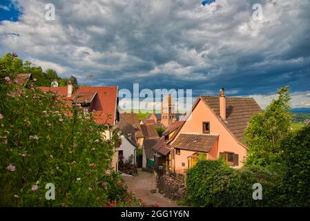 Beau village de Gueberschwihr en Alsace en France Banque D'Images