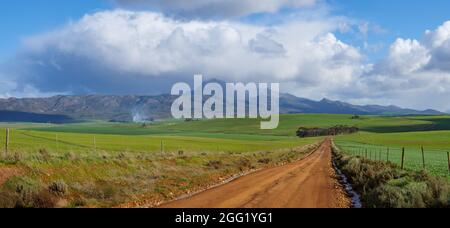 Paysage rural près de Caledon avec vue sur les terres agricoles vers Babilonstockant ou Babylonstoren sous la pluie. Overberg. WESTERN Cape. Afrique du Sud Banque D'Images