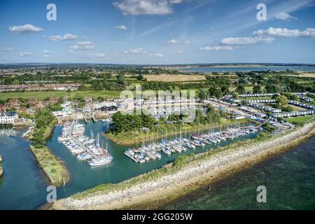 Port de plaisance d'Emsworth rempli de bateaux de plaisance et de bateaux à voile à cette destination de voile populaire dans le sud de l'Angleterre. Antenne. Banque D'Images