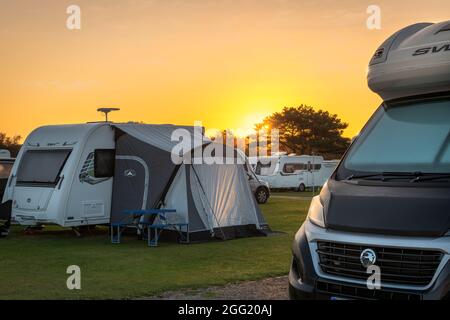 Exeter Racecourse, Devon, Angleterre. Samedi 28 août 2021. Un bon départ pour le week-end des fêtes de banque à Exeter. Avec des cas de Covid-19 qui s'élève de manière alarmante dans le sud-ouest de l'Angleterre, les visiteurs continuent de affluer vers Devon et Cornwall avec des campings officiels et « Pop-up » pleins de capacité. Crédit : Terry Mathews/Alay Live News Banque D'Images