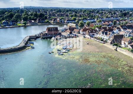 Emsworth Waterfront avec de petits bateaux ancrés dans l'estuaire par la jetée. Photo aérienne. Banque D'Images