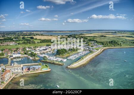 Port de plaisance d'Emsworth rempli de bateaux de plaisance et de bateaux à voile à cette destination de voile populaire dans le sud de l'Angleterre. Photo aérienne. Banque D'Images