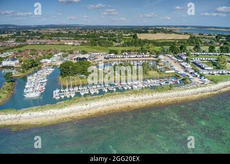 Port de plaisance d'Emsworth rempli de bateaux de plaisance et de bateaux à voile à cette destination de voile populaire dans le sud de l'Angleterre. Vue aérienne. Banque D'Images