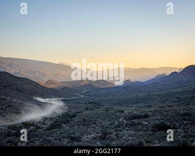 Vue panoramique sur les contreforts éloignés des montagnes Swartberg près de Prince Albert. Super Karoo. WESTERN Cape. Afrique du Sud Banque D'Images