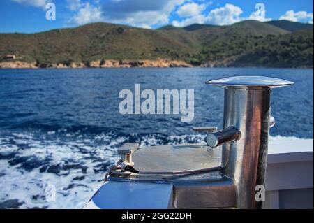 Gros plan sur la manivelle du bateau, le support de corde contre la mer bleue Banque D'Images