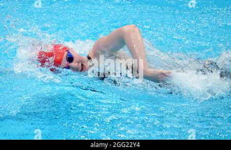 Zara Mullooly, en Grande-Bretagne, participe au 100m Freestyle féminin - S10 au Tokyo Aquatics Center au cours du quatrième jour des Jeux paralympiques de Tokyo de 2020 au Japon. Date de la photo: Samedi 28 août 2021. Banque D'Images