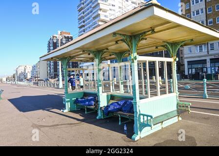 Brighton Royaume-Uni 28 août 2021 - les personnes dormantes dans un refuge en bord de mer de Brighton le matin ensoleillé, car le temps devrait être bon pour les vacances bancaires d'août : Credit Simon Dack / Alay Live News Banque D'Images