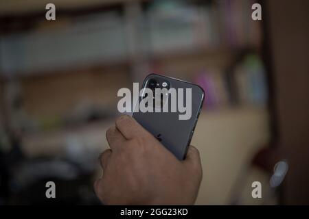 Makassar, Sulawesi du Sud, Indonésie. 28 août 2021. Dans cette photo d'illustration, une personne tient un téléphone portable de type professionnel iPhone 12. Dans un avenir proche, Apple va réparer les modèles d'iPhone 12 qui ont des problèmes audio (Credit image: © Herwin Bahar/ZUMA Press Wire) Banque D'Images