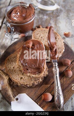 Petit déjeuner avec chocolat à tartiner à base de noisettes et de sucre cacao Banque D'Images