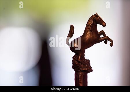 28 août 2021, Rhénanie-du-Nord-Westphalie, Münster : l'un des deux trophées du Prix de la paix westphalienne peut être vu sur un piédestal. Le prix 2020, d'une valeur de 100,000 euros, est remis aux anciens premiers ministres de la Grèce et du nord de la Macédoine. Alexis Tsipras et Zoran Zaev sont honorés pour leur accord sur le différend concernant le nom macédonien et la stabilité qui en résulte dans toute la région des Balkans. En raison de la pandémie de Corona, la cérémonie de remise des prix a été reportée d'un an. Photo: Lino Mirgeler/dpa Banque D'Images