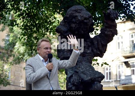 LVIV, UKRAINE - 26 AOÛT 2021 - le chef de la ville de Lviv Andrii Sadovyi prononce un discours lors de l'inauguration de la sculpture allégorique du compositeur, pian Banque D'Images
